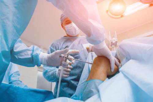 Cirugía artroscópica de rodilla: Procedimiento y posibles riesgos