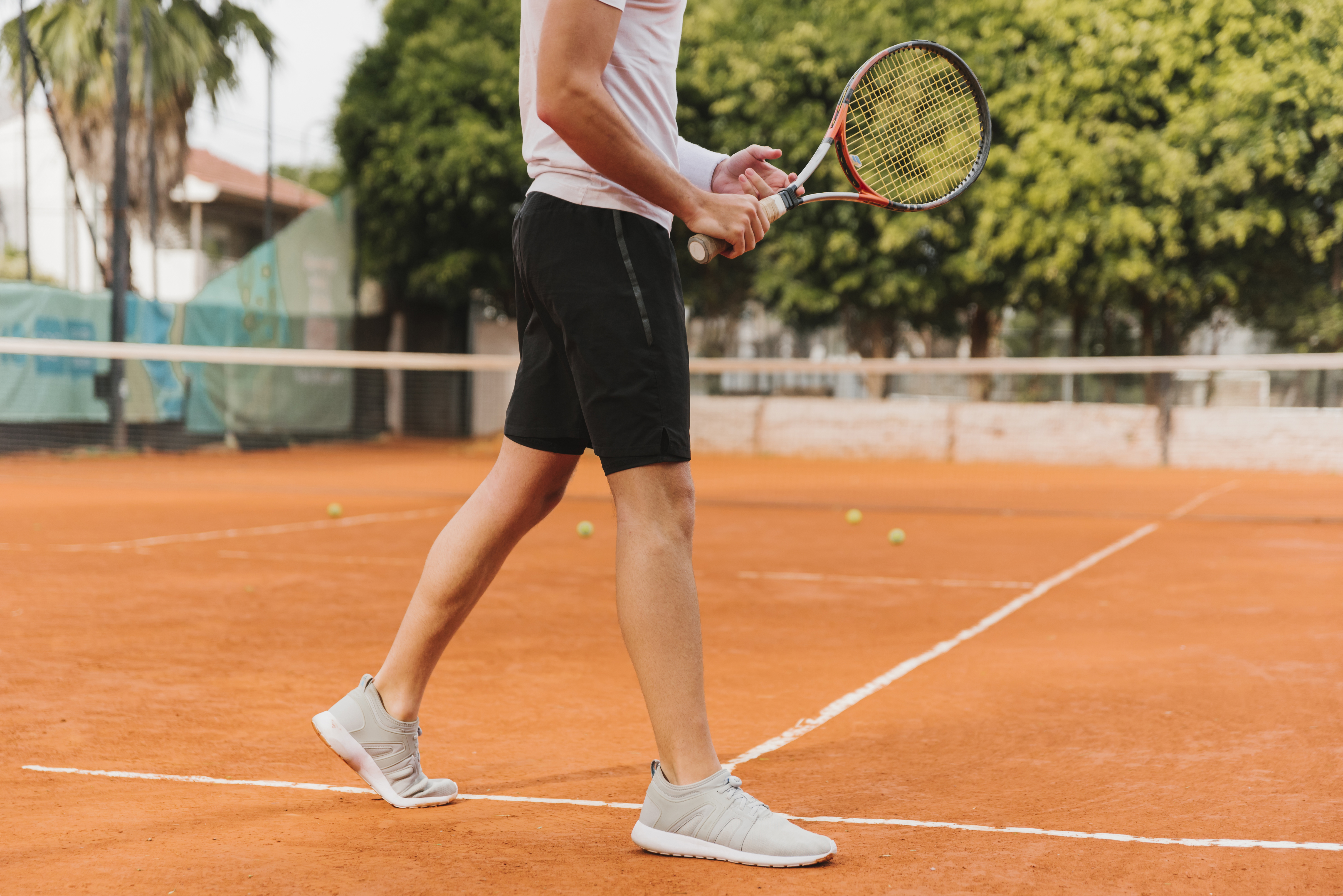 El codo de tenista, también conocido como epicondilitis, es una lesión muy común en deportes de raqueta. Entra en nuestra web y descubre todo sobre esta lesión.