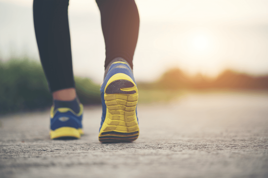 Identificar si eres pronador o supinador al caminar o correr es clave para elegir el calzado adecuado y evitar lesiones. Este artículo explora cómo reconocer estos patrones y mejorar tu experiencia.