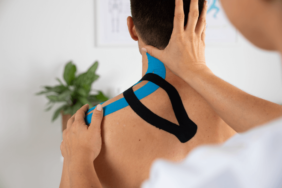 La técnica de readaptación física con kinesiotape utiliza cintas elásticas para brindar soporte y alivio del dolor, facilitando la recuperación.