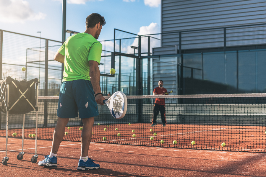 Desde Clínica Osten os ofrecemos una serie de beneficios y consejos frente a una buena preparación física para practicar un deporte como el pádel