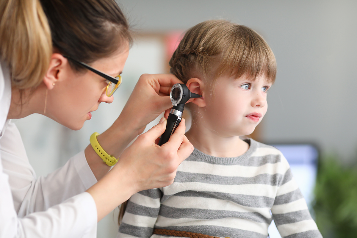 En Clínica Osten, te ofrecemos soluciones para aliviar y tratar la otitis infantil. Entra y lee el artículo completo en nuestra web.