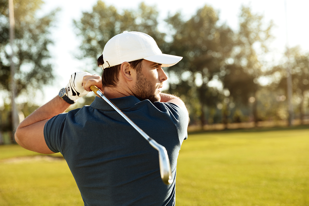 El codo de golfista es una lesión que provoca dolor en la unión entre los músculos y tendones se unen a una protuberancia ósea. 