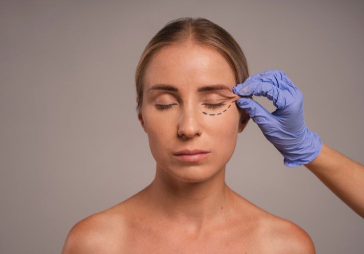 ¿Notas tus párpados caídos o con exceso de piel? La blefaroplastia es una intervención sencilla que puede mejorar tu aspecto y tu visión.