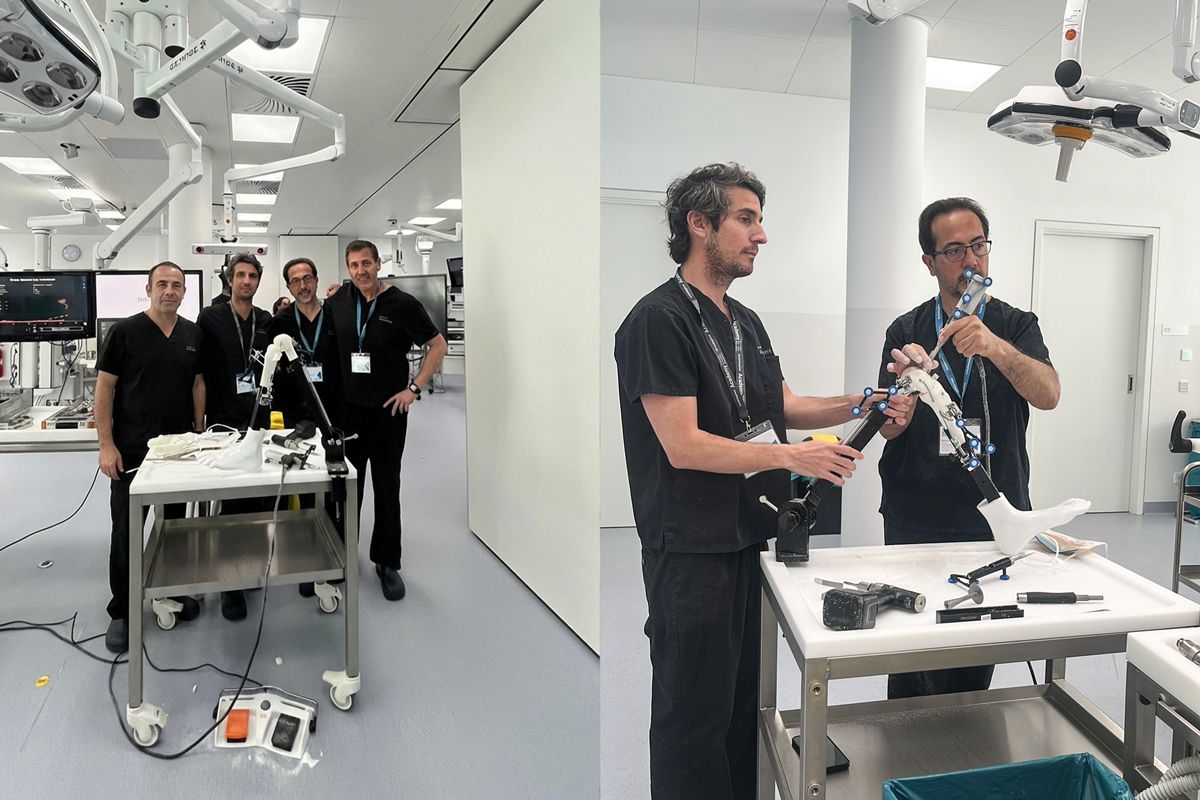 Composici&oacute;n de dos fotograf&iacute;as tomadas en un laboratorio de formaci&oacute;n o quir&oacute;fano de pr&aacute;cticas. Muestra a un equipo de especialistas (incluyendo a los doctores de Cl&iacute;nica Osten) posando e interactuando con el brazo rob&oacute;tico y las herramientas del sistema CORI sobre un modelo anat&oacute;mico artificial de una pierna.