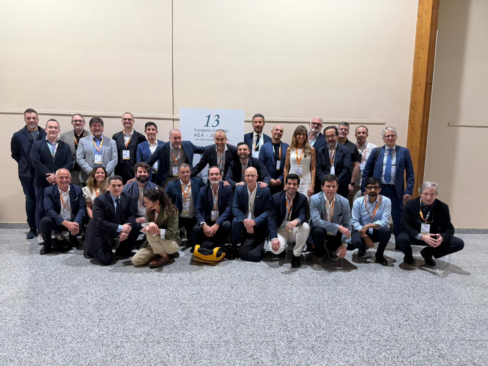 Doctores especialistas, incluyendo el equipo de Cl&iacute;nica Osten, posando frente al cartel del 13 Congreso conjunto AEA-SEROD 2026 en Marbella.