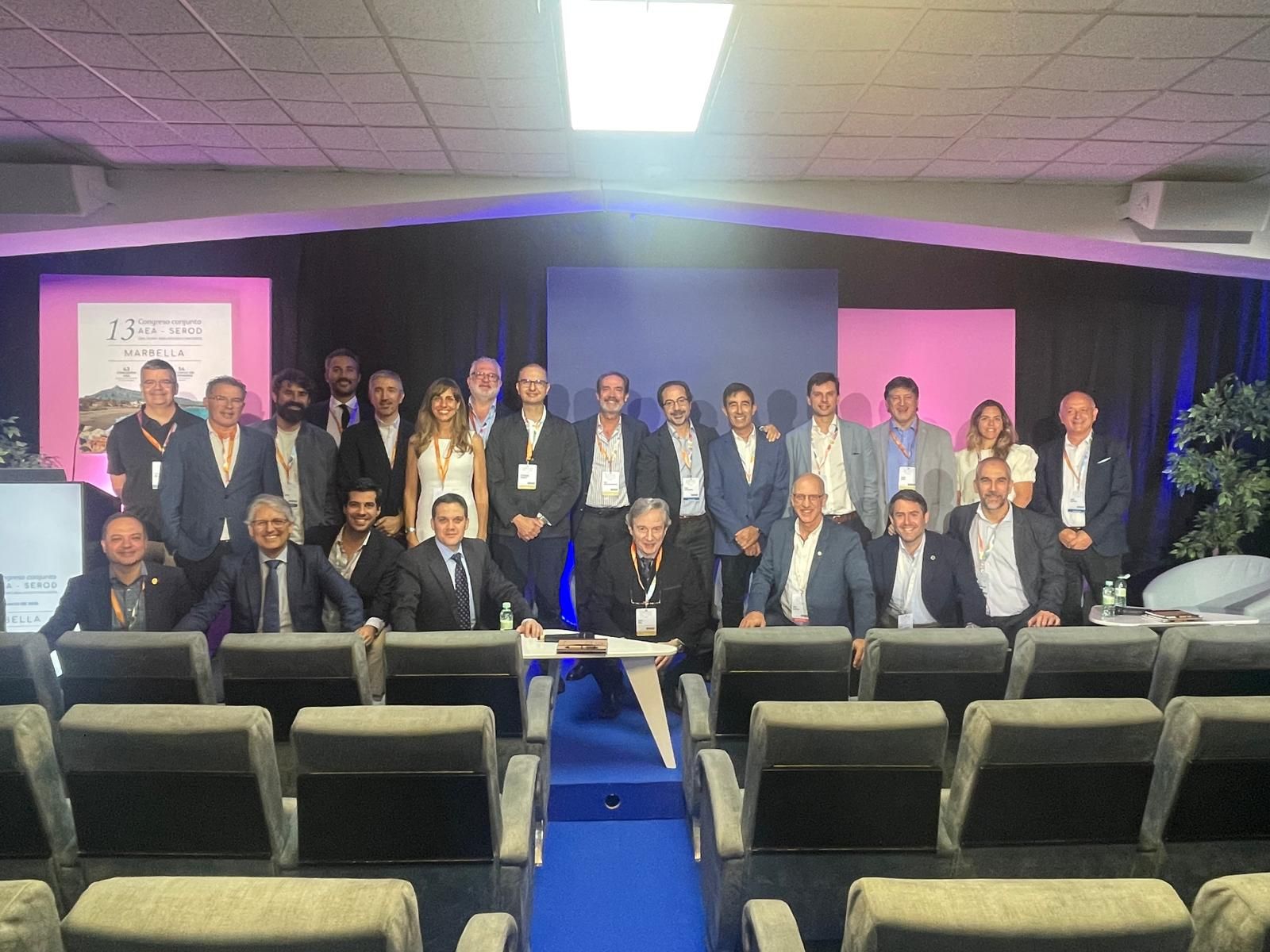 Los doctores Pedro Morales y Boris Garc&iacute;a de Cl&iacute;nica Osten junto a otros expertos en el auditorio durante las conferencias del Congreso AEA-SEROD.