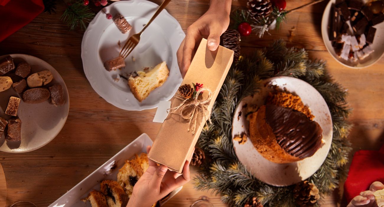 Aprende a disfrutar de las comidas navideñas sin excesos ni culpa. Consejos prácticos para mantener el equilibrio y cuidar tu salud durante las fiestas