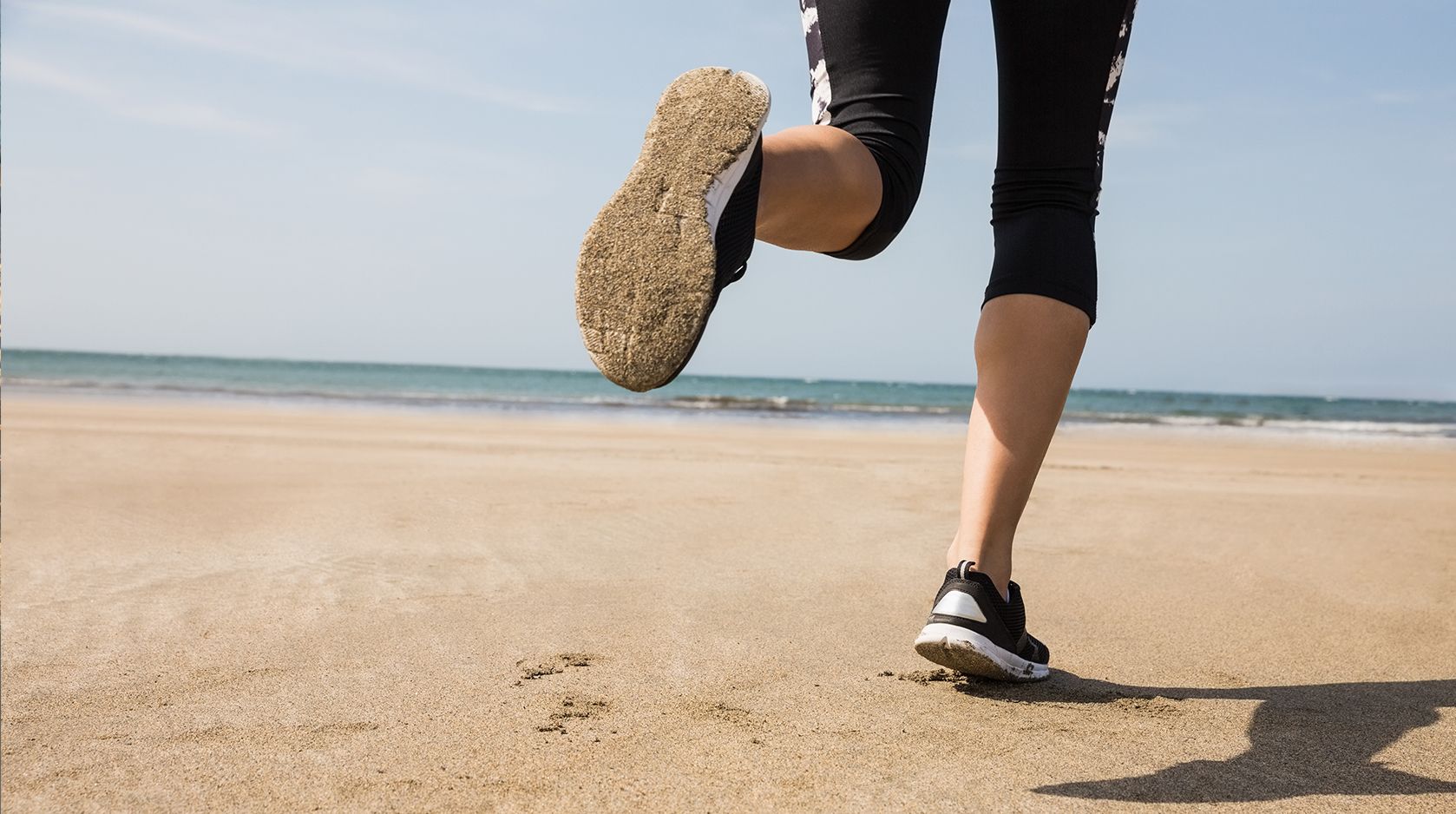 Correr por la arena de la playa puede ser saludable, pero también aumentar el riesgo de lesiones. Descubre cómo hacerlo de forma segura y cuándo acudir a un especialista.