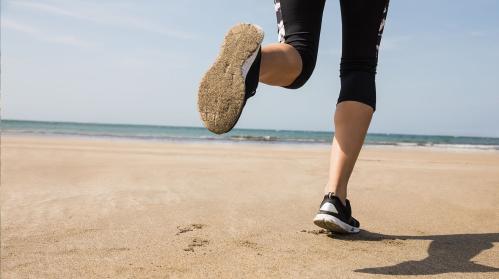 Correr por la arena de la playa: beneficios, riesgos y consejos para evitar lesiones