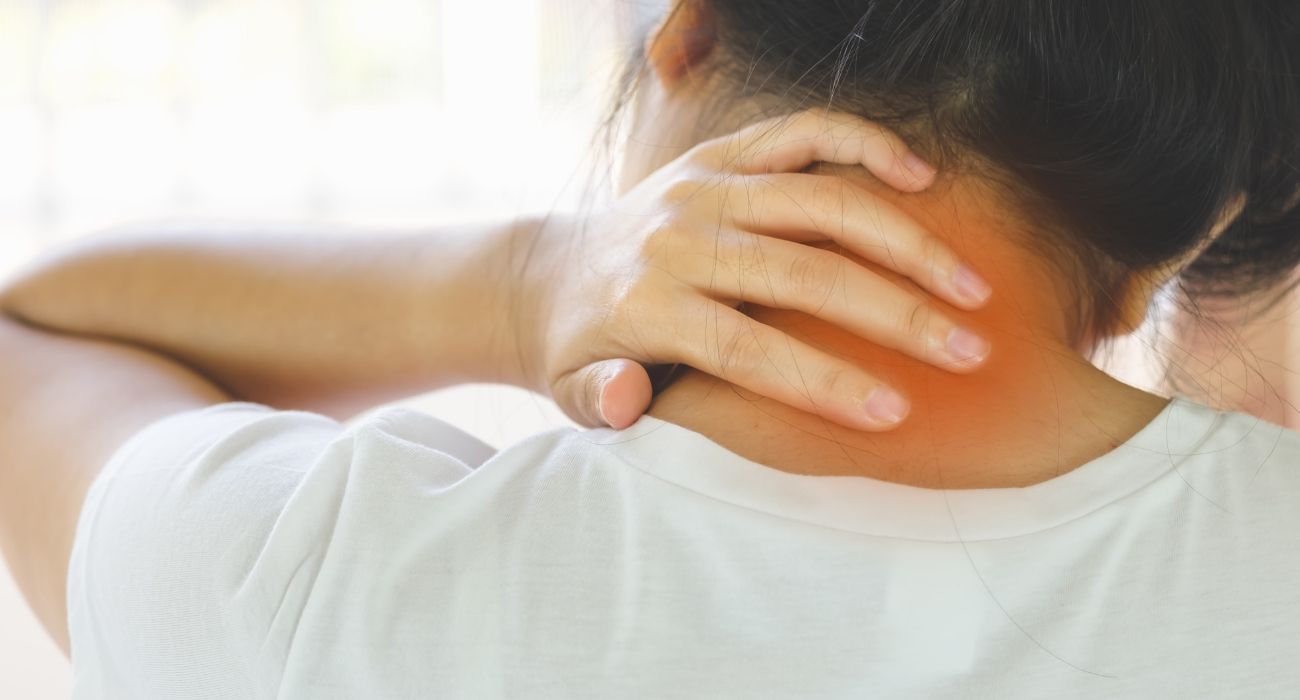 Descubre cómo el estrés puede provocar dolor cervical, qué síntomas lo acompañan y cómo tratarlo desde la fisioterapia y el autocuidado.