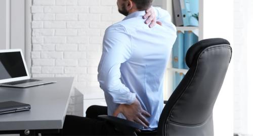 ¿Dolor de espalda por estar muchas horas sentado? El sedentarismo y sus efectos