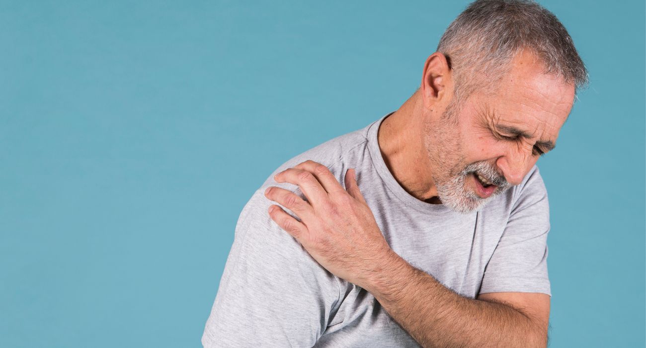 hombre mayor tiene dolor de hombro