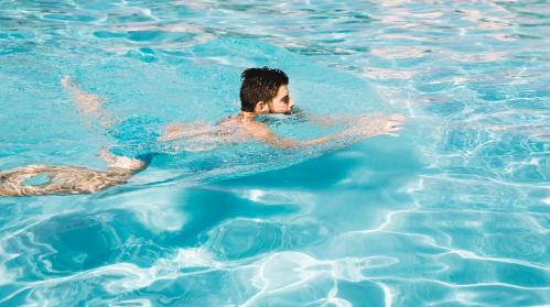 Dolor de hombro al nadar: causas, síntomas y cómo prevenir el hombro del nadador