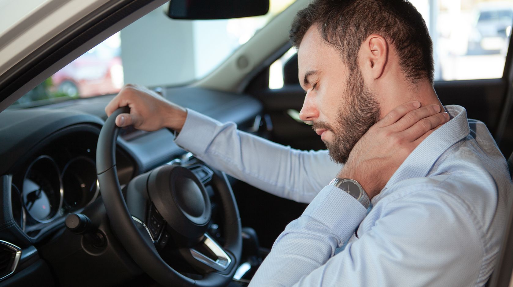 Descubre por qué aparece dolor lumbar al conducir, cómo ajustar tu postura, qué pausas hacer en viajes largos y cuándo consultar con un especialista.