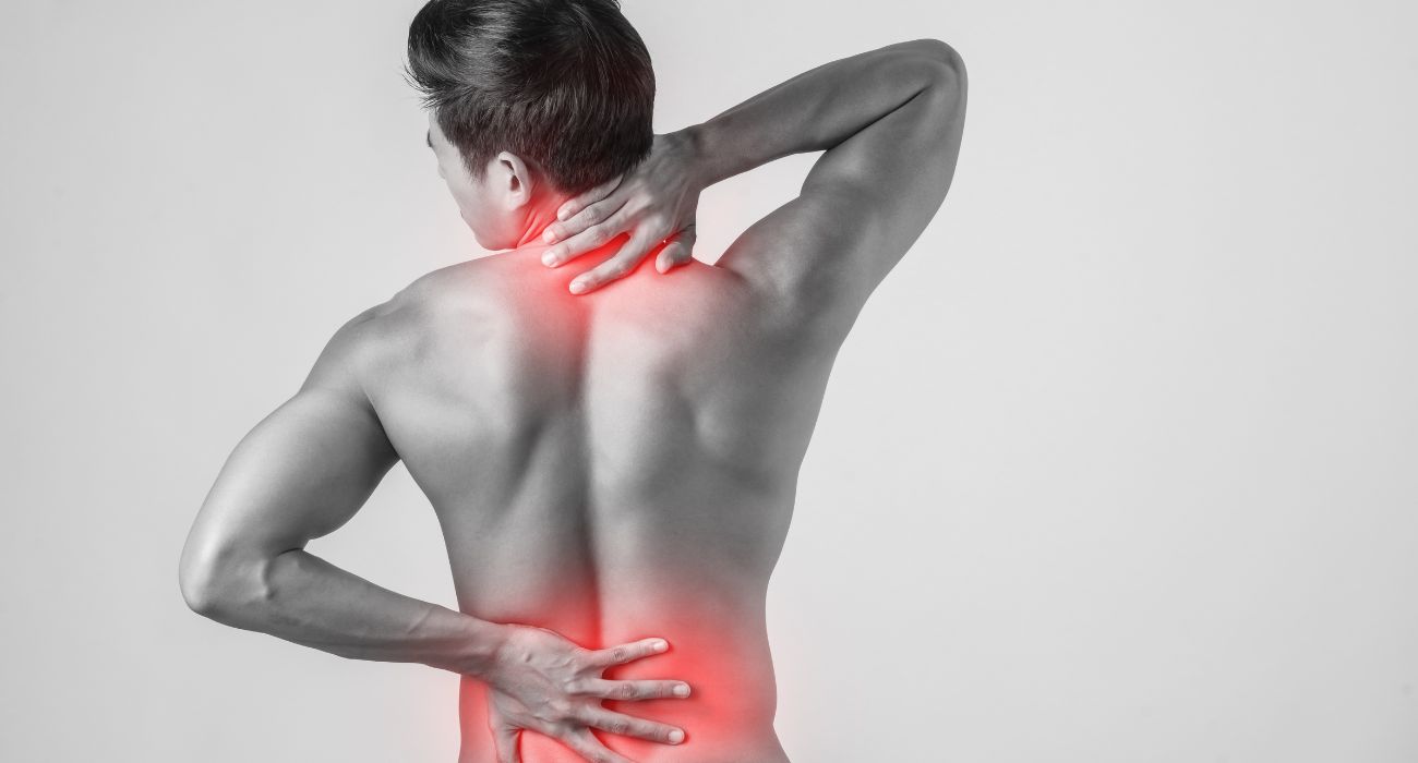 Hombre con dolor de espalda y cuello se estremece