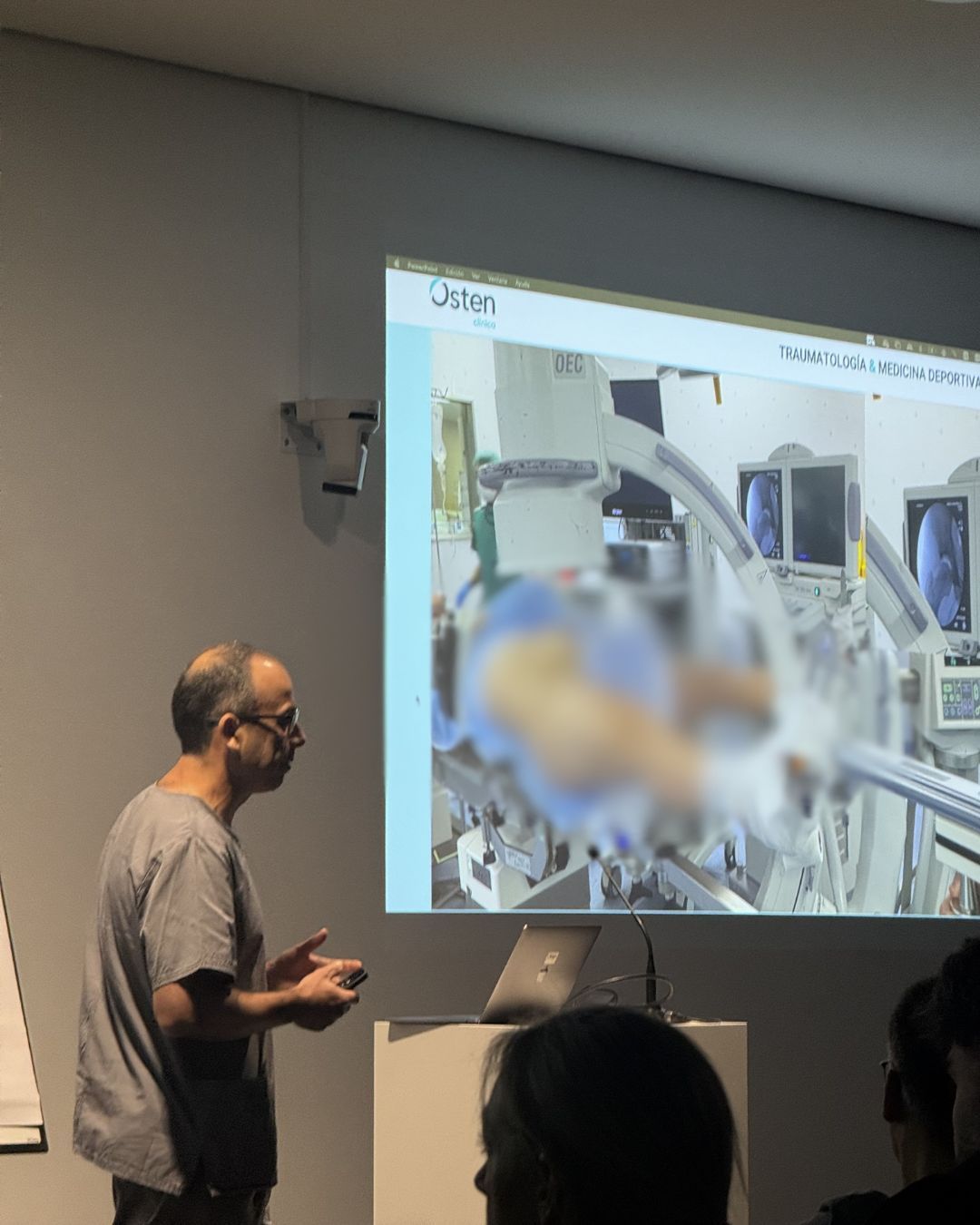 El Dr. Pedro Morales, como formador en el curso internacional “Últimas técnicas para Artroscopia de Cadera” imparte una formación de artroscopia de cadera con Arthrex.