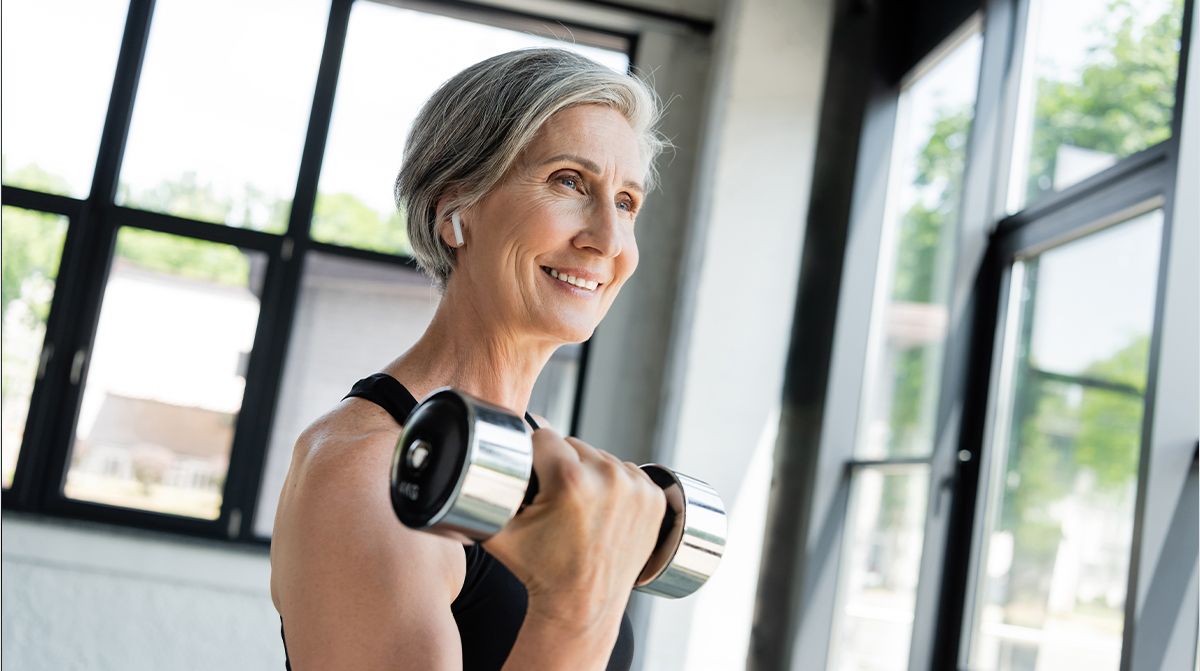 Descubre los beneficios del entrenamiento de fuerza en mujeres a partir de los 40 y 50 años: músculos, huesos, menopausia y cómo empezar de forma segura.