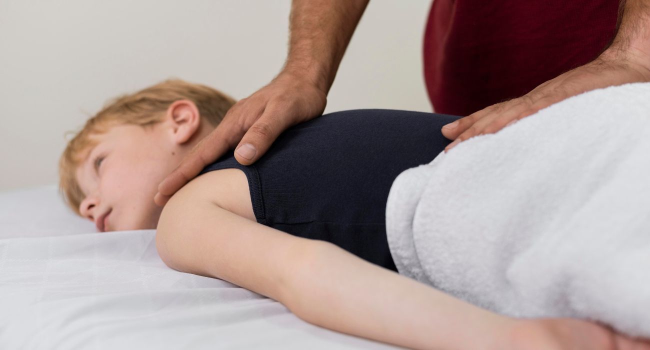 En Clínica Osten brindamos atención integral en escoliosis infantil: diagnóstico preciso, fisioterapia y ortopedia personalizada.