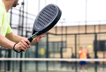 Conoce cómo la fisioterapia previene lesiones en jugadores de pádel y mejora su rendimiento en la pista. Ideal para amateurs y profesionales