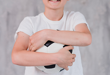 Descubre cuáles son las lesiones deportivas más frecuentes en niños, por qué se producen y qué medidas tomar para prevenirlas de forma eficaz