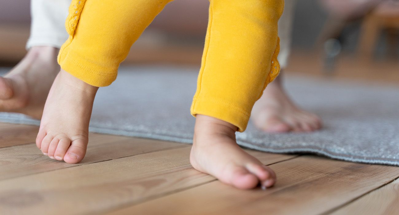 Descubre qué es el pie plano infantil, cuándo es una variante normal y en qué casos requiere valoración por un especialista en ortopedia infantil