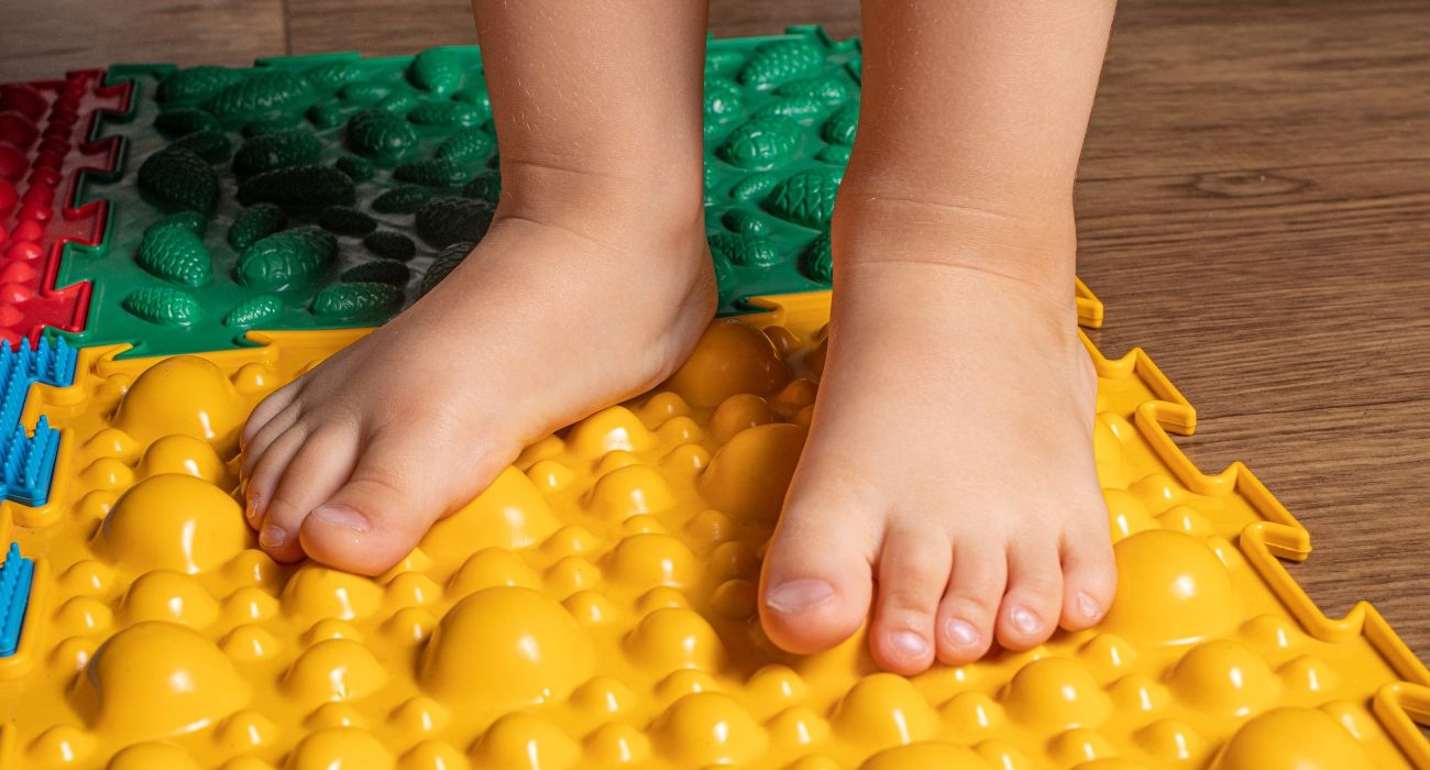 El pie plano es normal en los niños pequeños. Descubre qué hacer desde casa, cuándo acudir al fisioterapeuta y cómo acompañar el desarrollo de forma segura.