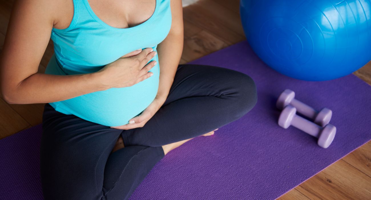 Descubre cómo el Pilates puede ayudarte durante el embarazo: beneficios físicos, emocionales y recomendaciones clave para una práctica segura y adaptada a cada etapa.