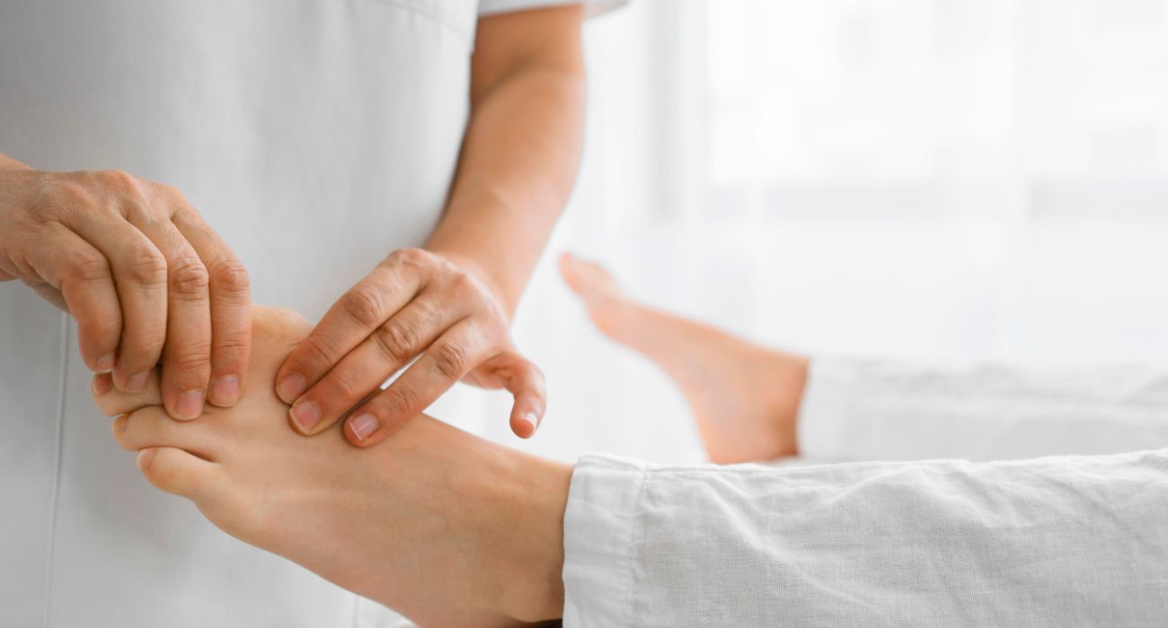 Descubre por qué es recomendable hacer revisiones podológicas periódicas, incluso si no sientes molestias. Cuida tu salud desde los pies.