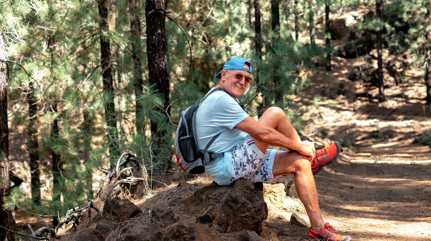 El senderismo en verano puede provocar lesiones de rodilla, tobillo o espalda si no se practica con preparación. Descubre cómo prevenir molestias durante tus rutas.