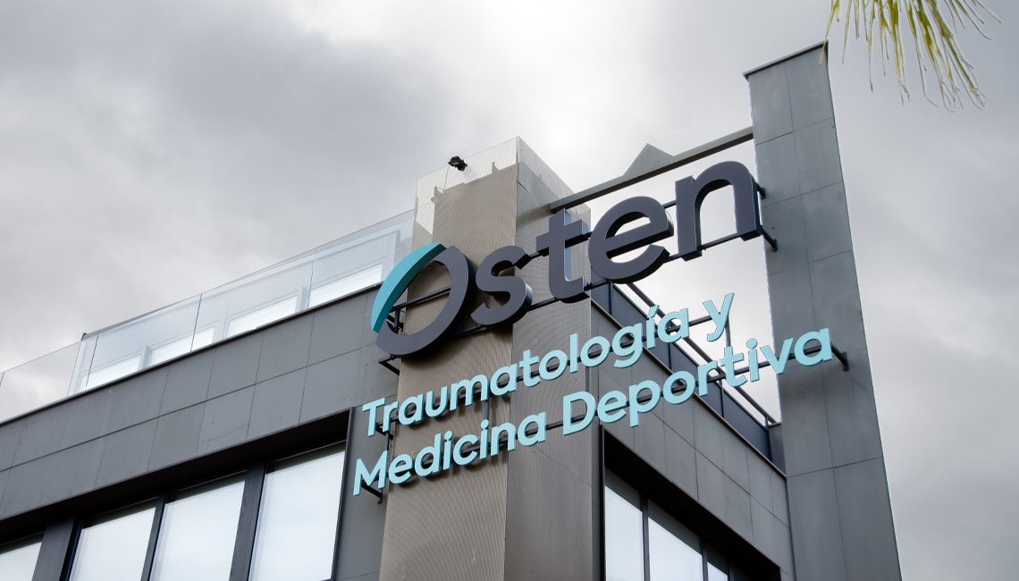 Fachada exterior del edificio de Cl&iacute;nica Osten, centro especializado en Traumatolog&iacute;a y Medicina Deportiva.