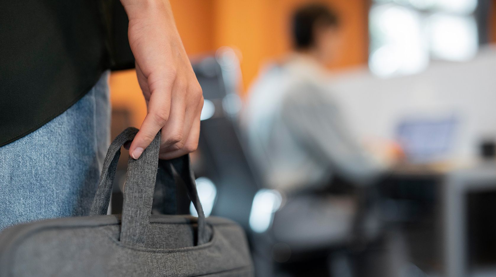 Descubre cómo prevenir dolor de espalda, tensión cervical y sobrecargas al volver al trabajo después de las vacaciones, con consejos prácticos y señales de alerta.